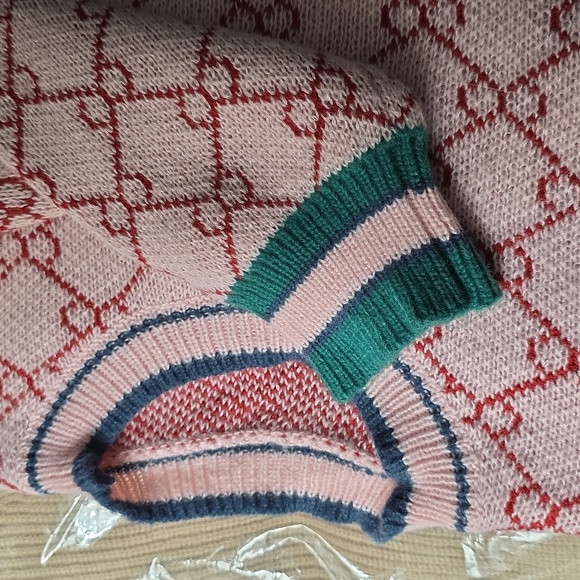 Intarsia Knit Red Ribbon Pattern - Picture 3 of 4